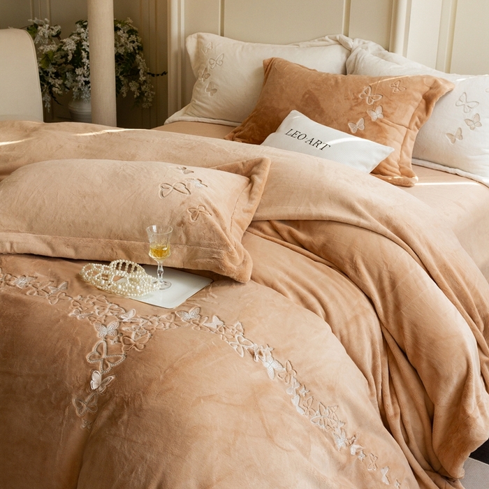 91家纺网 家纺一手货源 找家纺 涞澳家纺 2025秋冬新款亲肤舒适牛奶绒四件套-光辉碟影 光辉碟影-卡其