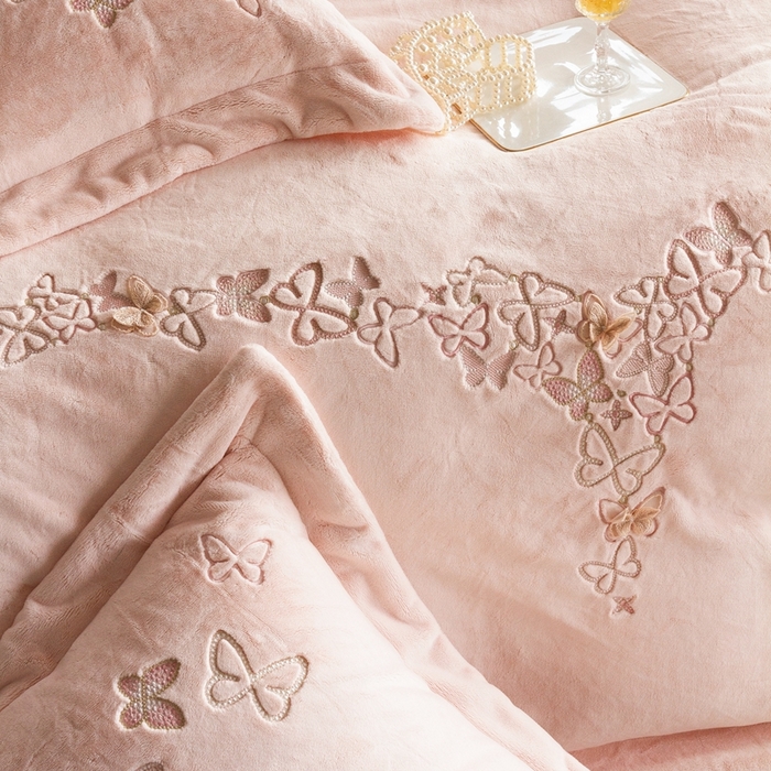 91家纺网 家纺一手货源 找家纺 涞澳家纺 2025秋冬新款亲肤舒适牛奶绒四件套-光辉碟影 光辉碟影-粉