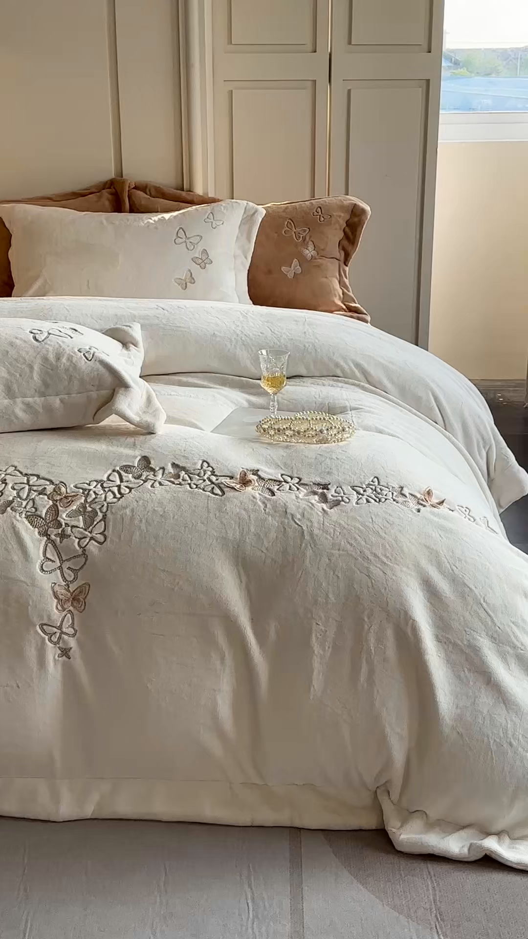 91家纺网 家纺一手货源 找家纺 涞澳家纺 2025秋冬新款亲肤舒适牛奶绒四件套-光辉碟影 光辉碟影-白