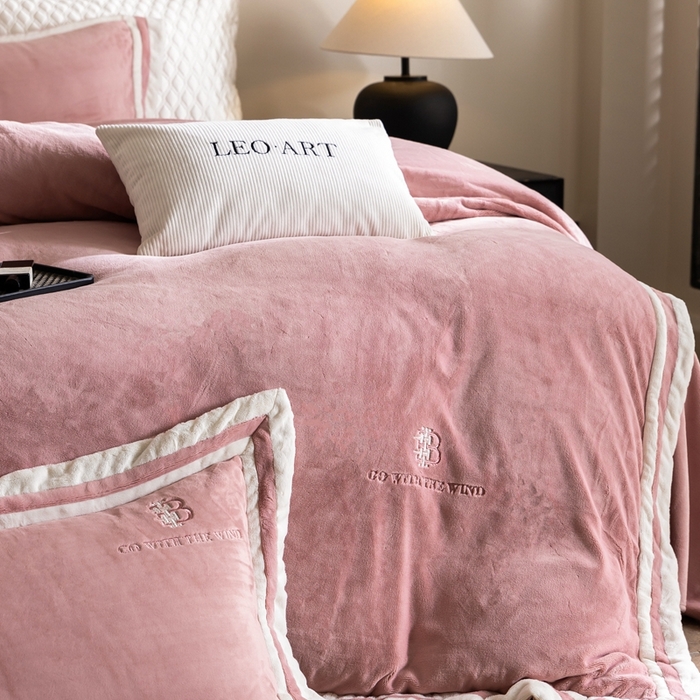 91家纺网 家纺一手货源 找家纺 （总）涞澳家纺 2025秋冬新款亲肤舒适牛奶绒四件套-简慕