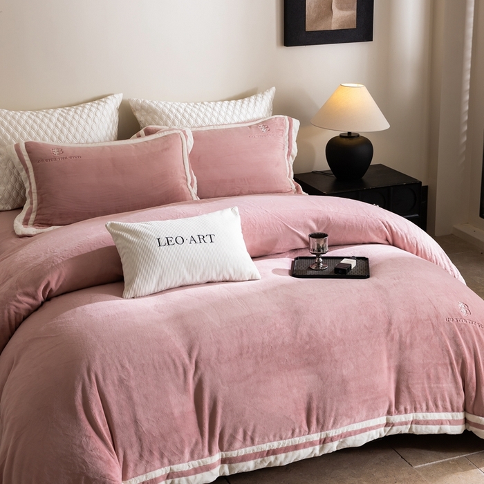 91家纺网 家纺一手货源 找家纺 （总）涞澳家纺 2025秋冬新款亲肤舒适牛奶绒四件套-简慕