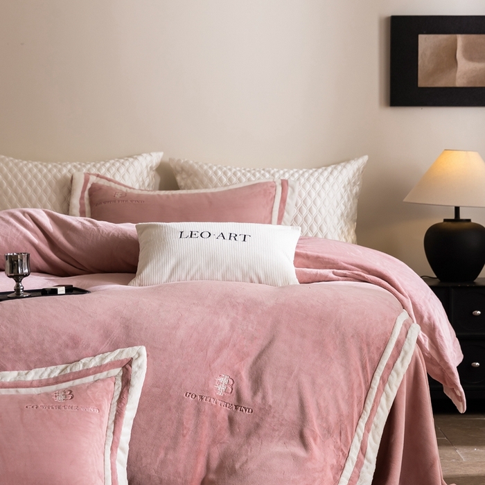 91家纺网 家纺一手货源 找家纺 涞澳家纺 2025秋冬新款亲肤舒适牛奶绒四件套-简慕 简慕-灰粉