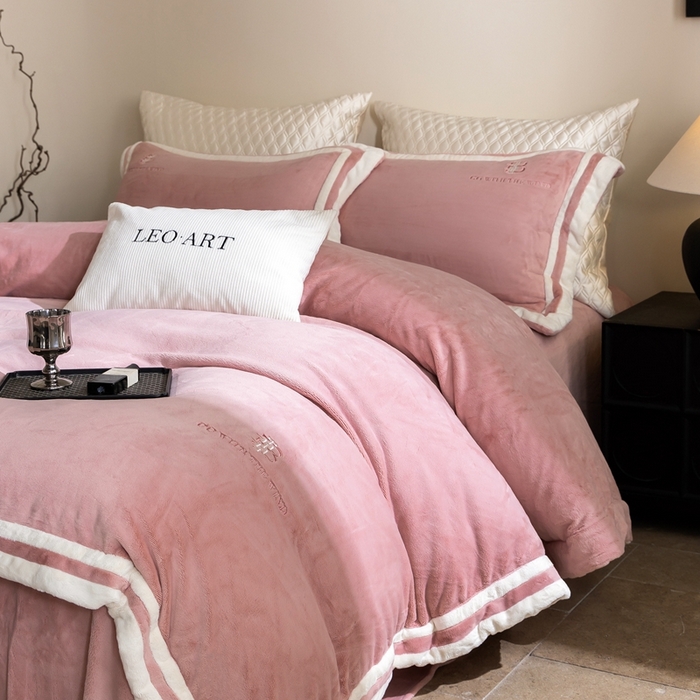 91家纺网 家纺一手货源 找家纺 （总）涞澳家纺 2025秋冬新款亲肤舒适牛奶绒四件套-简慕