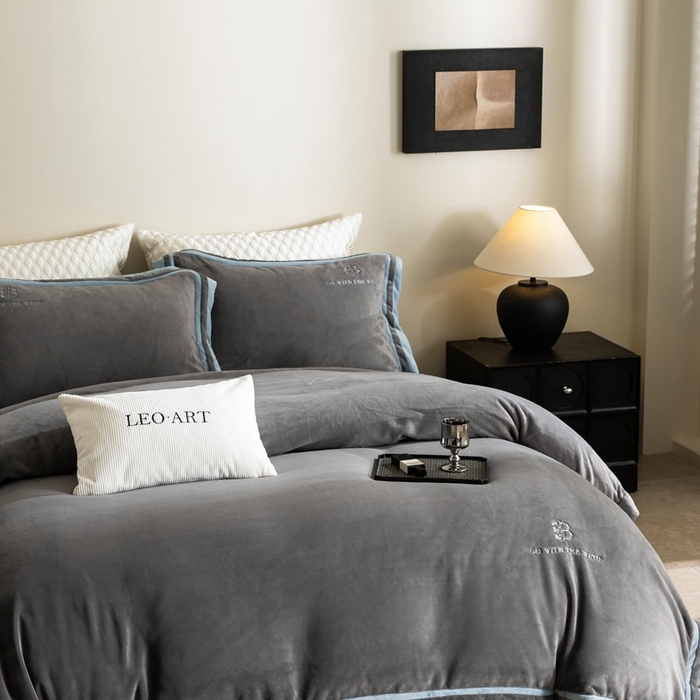 91家纺网 家纺一手货源 找家纺 涞澳家纺 2025秋冬新款亲肤舒适牛奶绒四件套-简慕 简慕-灰色