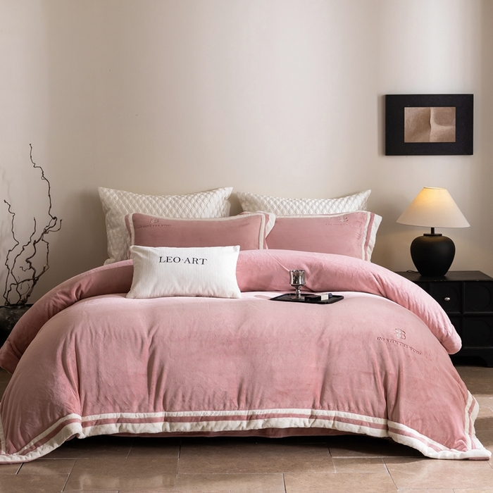 91家纺网 家纺一手货源 找家纺 涞澳家纺 2025秋冬新款亲肤舒适牛奶绒四件套-简慕 简慕-灰粉