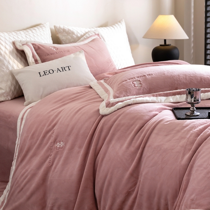 91家纺网 家纺一手货源 找家纺 （总）涞澳家纺 2025秋冬新款亲肤舒适牛奶绒四件套-简慕