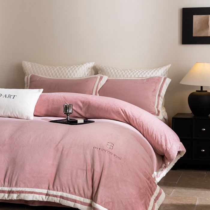 91家纺网 家纺一手货源 找家纺 涞澳家纺 2025秋冬新款亲肤舒适牛奶绒四件套-简慕 简慕-灰粉