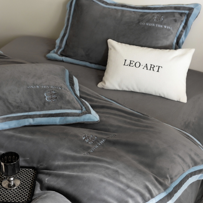 91家纺网 家纺一手货源 找家纺 涞澳家纺 2025秋冬新款亲肤舒适牛奶绒四件套-简慕 简慕-灰色