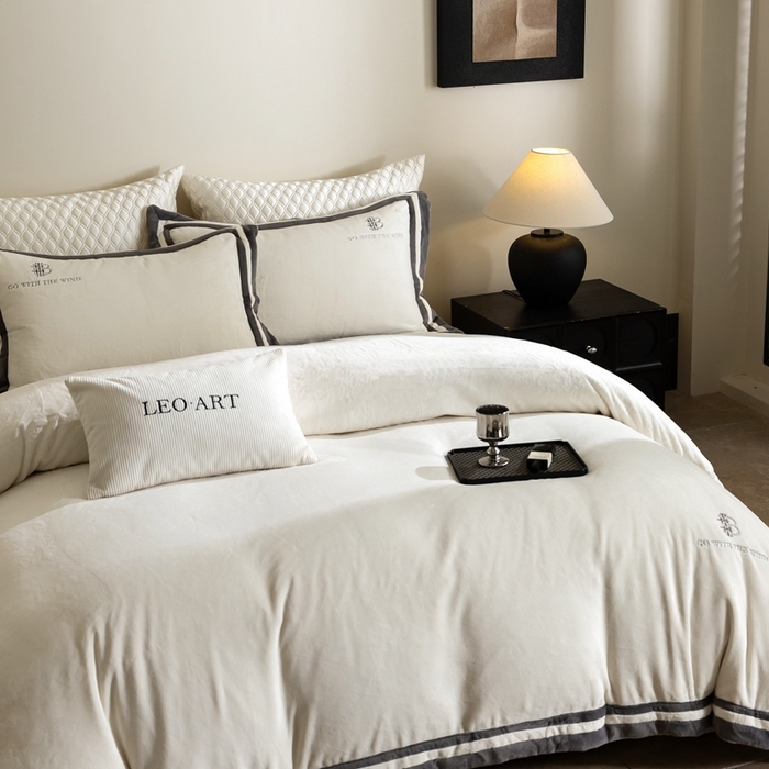 91家纺网 家纺一手货源 找家纺 涞澳家纺 2025秋冬新款亲肤舒适牛奶绒四件套-简慕 简慕-米色