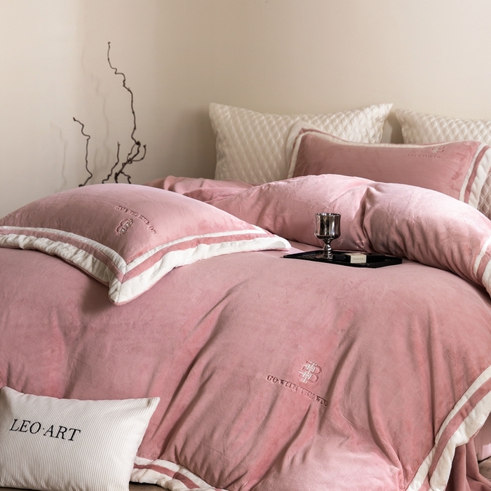 91家纺网 家纺一手货源 找家纺 涞澳家纺 2025秋冬新款亲肤舒适牛奶绒四件套-简慕 简慕-灰粉