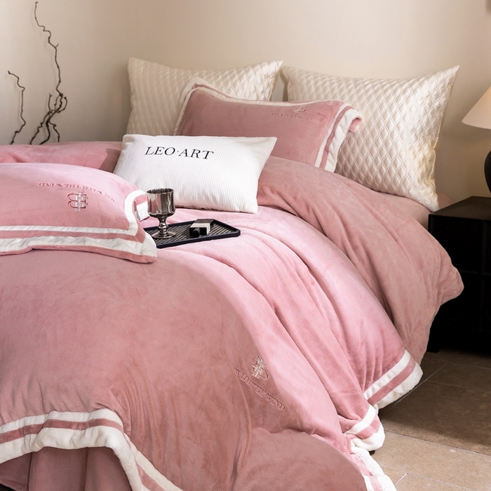 91家纺网 家纺一手货源 找家纺 （总）涞澳家纺 2025秋冬新款亲肤舒适牛奶绒四件套-简慕