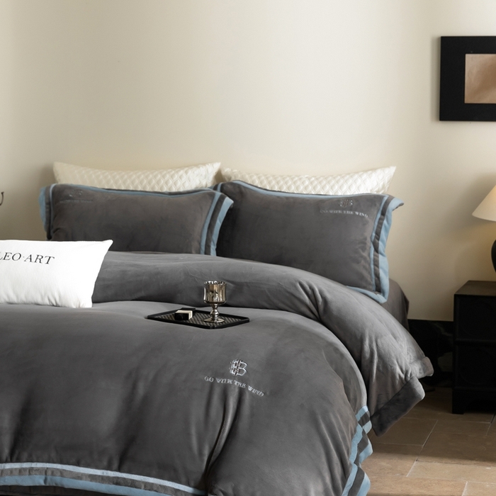 91家纺网 家纺一手货源 找家纺 涞澳家纺 2025秋冬新款亲肤舒适牛奶绒四件套-简慕 简慕-灰色