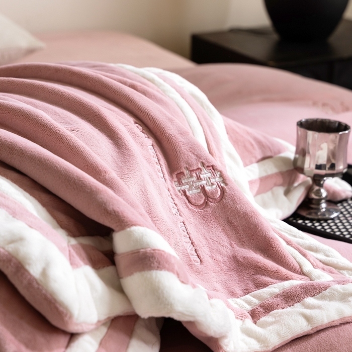 91家纺网 家纺一手货源 找家纺 涞澳家纺 2025秋冬新款亲肤舒适牛奶绒四件套-简慕 简慕-灰粉