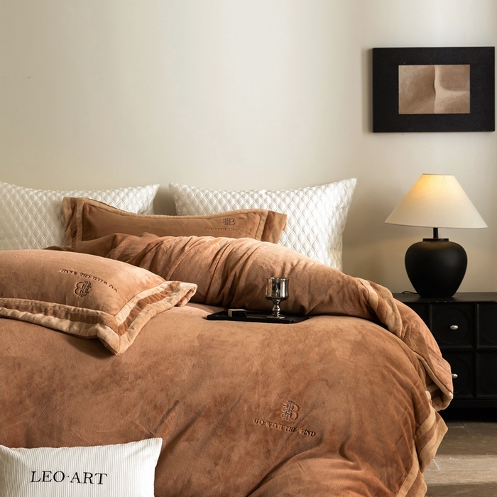 91家纺网 家纺一手货源 找家纺 涞澳家纺 2025秋冬新款亲肤舒适牛奶绒四件套-简慕 简慕-杏香槟