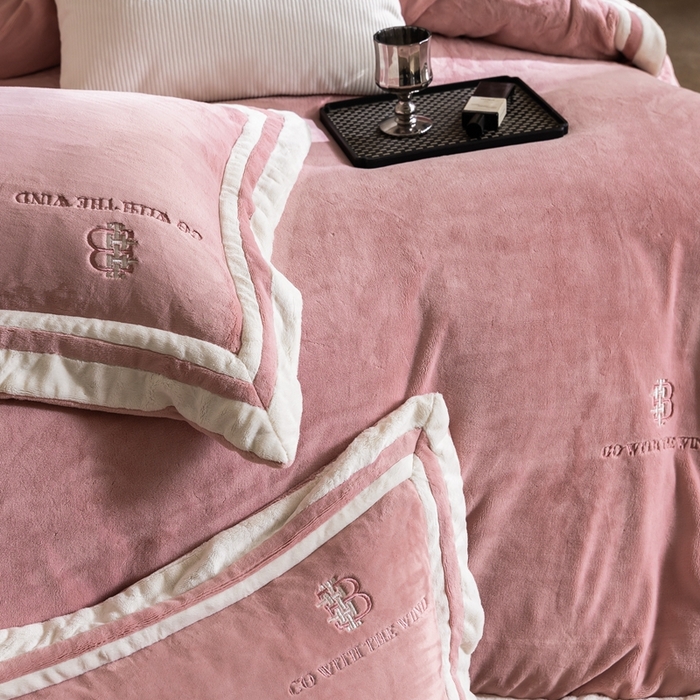 91家纺网 家纺一手货源 找家纺 （总）涞澳家纺 2025秋冬新款亲肤舒适牛奶绒四件套-简慕