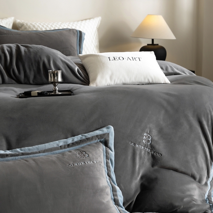 91家纺网 家纺一手货源 找家纺 涞澳家纺 2025秋冬新款亲肤舒适牛奶绒四件套-简慕 简慕-灰色