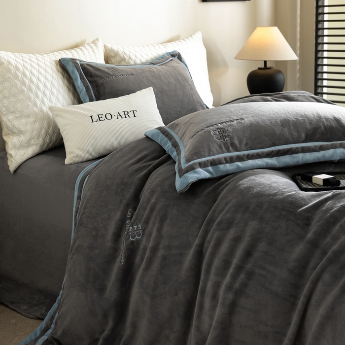 91家纺网 家纺一手货源 找家纺 涞澳家纺 2025秋冬新款亲肤舒适牛奶绒四件套-简慕 简慕-灰色