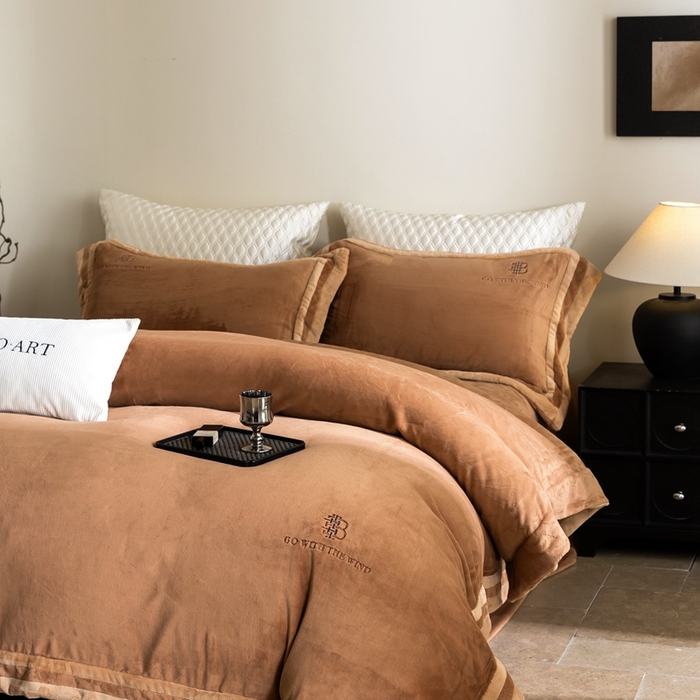 91家纺网 家纺一手货源 找家纺 涞澳家纺 2025秋冬新款亲肤舒适牛奶绒四件套-简慕 简慕-杏香槟