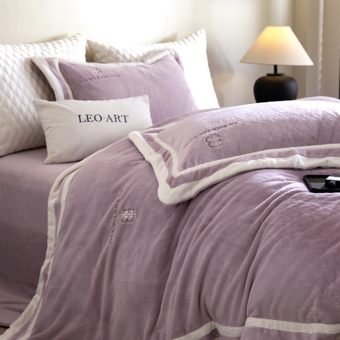 91家纺网 家纺一手货源 找家纺 涞澳家纺 2025秋冬新款亲肤舒适牛奶绒四件套-简慕 简慕-月光紫