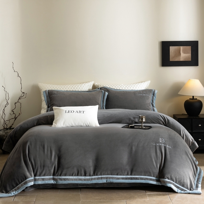 91家纺网 家纺一手货源 找家纺 涞澳家纺 2025秋冬新款亲肤舒适牛奶绒四件套-简慕 简慕-灰色