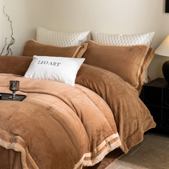 91家纺网 家纺一手货源 找家纺 涞澳家纺 2025秋冬新款亲肤舒适牛奶绒四件套-简慕 简慕-杏香槟