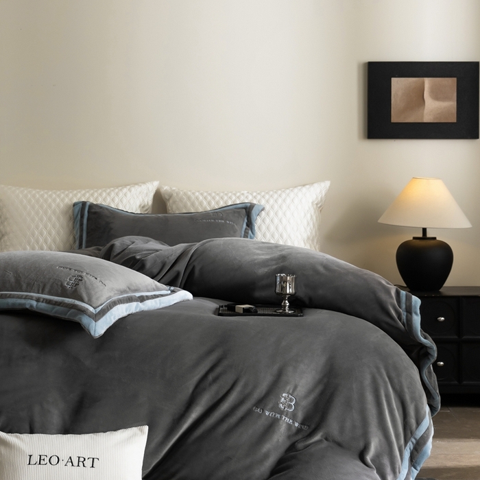 91家纺网 家纺一手货源 找家纺 涞澳家纺 2025秋冬新款亲肤舒适牛奶绒四件套-简慕 简慕-灰色