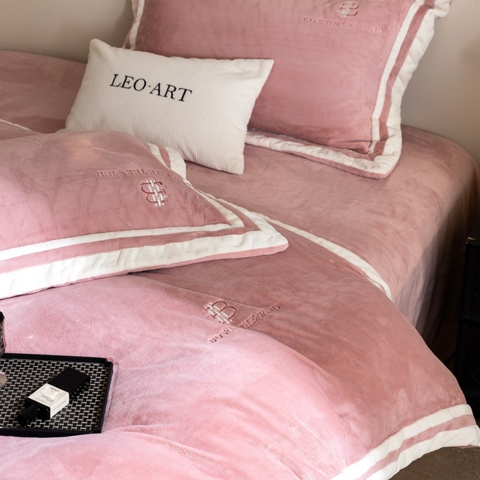 91家纺网 家纺一手货源 找家纺 涞澳家纺 2025秋冬新款亲肤舒适牛奶绒四件套-简慕 简慕-灰粉