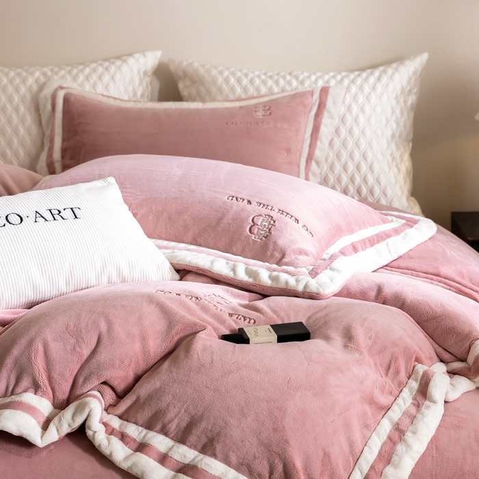 91家纺网 家纺一手货源 找家纺 涞澳家纺 2025秋冬新款亲肤舒适牛奶绒四件套-简慕 简慕-灰粉