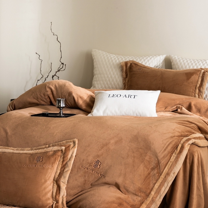 91家纺网 家纺一手货源 找家纺 涞澳家纺 2025秋冬新款亲肤舒适牛奶绒四件套-简慕 简慕-杏香槟