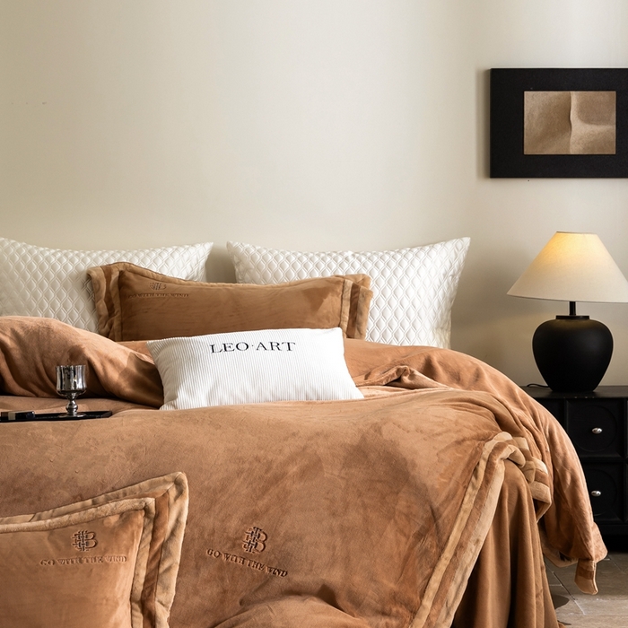 91家纺网 家纺一手货源 找家纺 涞澳家纺 2025秋冬新款亲肤舒适牛奶绒四件套-简慕 简慕-杏香槟