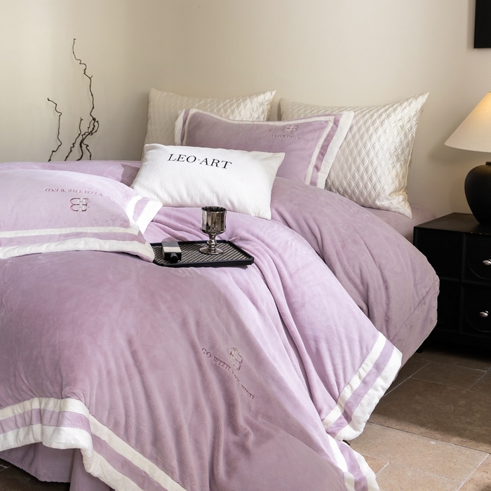 91家纺网 家纺一手货源 找家纺 涞澳家纺 2025秋冬新款亲肤舒适牛奶绒四件套-简慕 简慕-月光紫