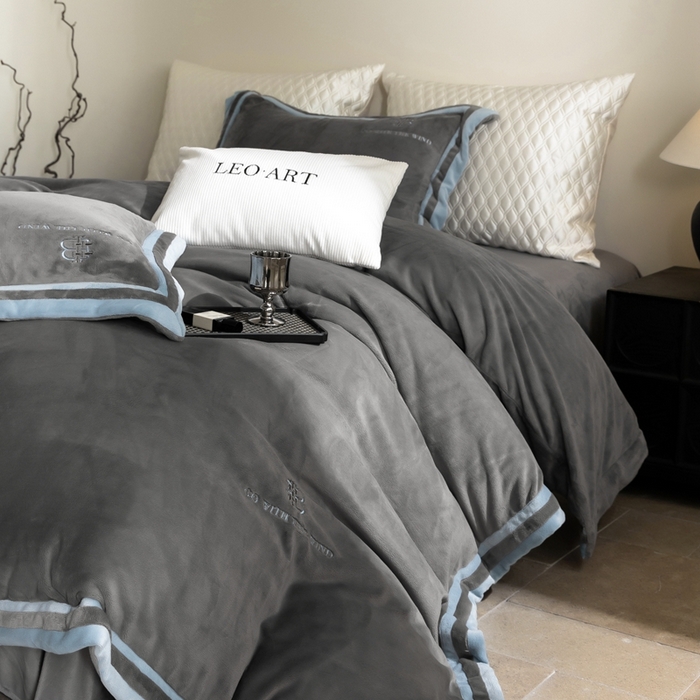 91家纺网 家纺一手货源 找家纺 涞澳家纺 2025秋冬新款亲肤舒适牛奶绒四件套-简慕 简慕-灰色
