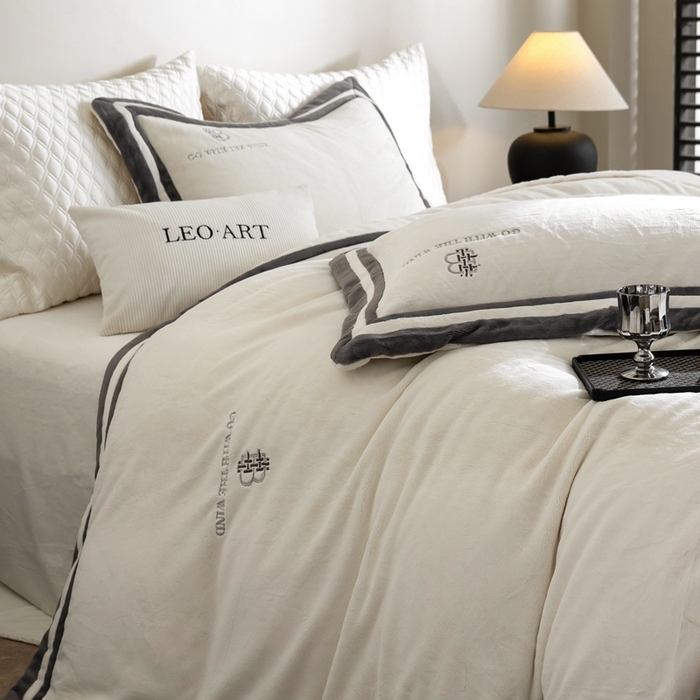 91家纺网 家纺一手货源 找家纺 涞澳家纺 2025秋冬新款亲肤舒适牛奶绒四件套-简慕 简慕-米色