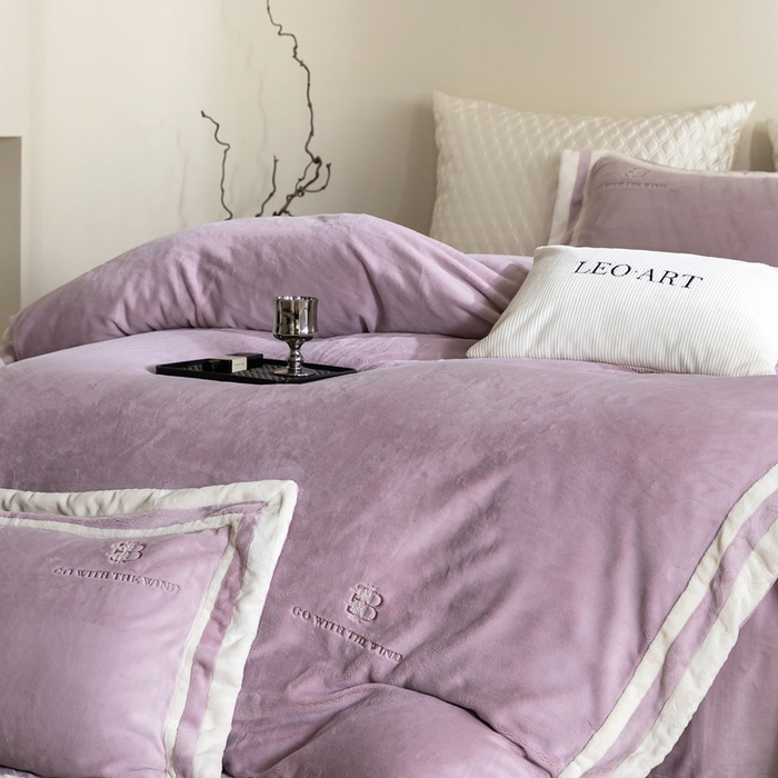 91家纺网 家纺一手货源 找家纺 涞澳家纺 2025秋冬新款亲肤舒适牛奶绒四件套-简慕 简慕-月光紫