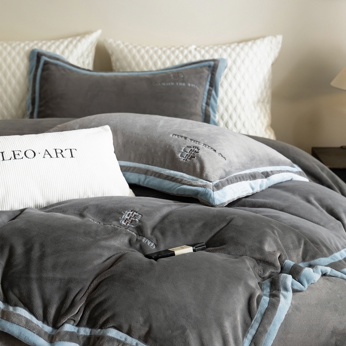 91家纺网 家纺一手货源 找家纺 涞澳家纺 2025秋冬新款亲肤舒适牛奶绒四件套-简慕 简慕-灰色