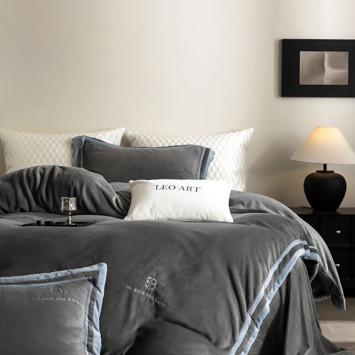 91家纺网 家纺一手货源 找家纺 涞澳家纺 2025秋冬新款亲肤舒适牛奶绒四件套-简慕 简慕-灰色