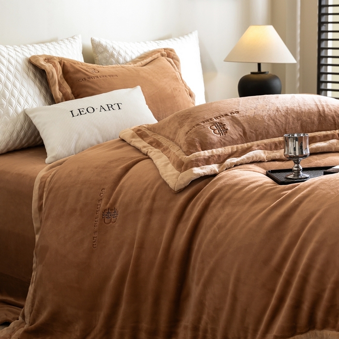 91家纺网 家纺一手货源 找家纺 涞澳家纺 2025秋冬新款亲肤舒适牛奶绒四件套-简慕 简慕-杏香槟