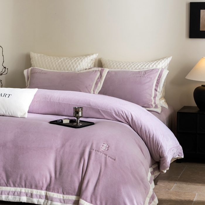 91家纺网 家纺一手货源 找家纺 涞澳家纺 2025秋冬新款亲肤舒适牛奶绒四件套-简慕 简慕-月光紫