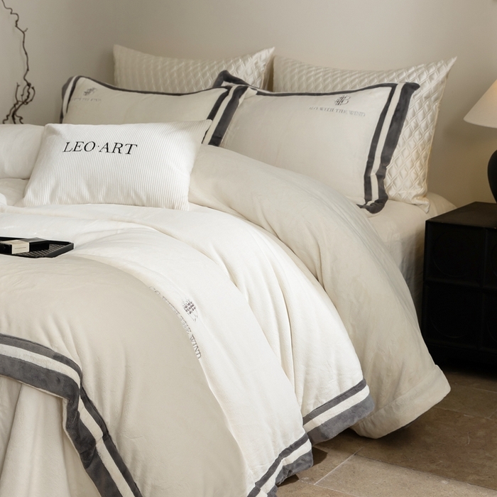 91家纺网 家纺一手货源 找家纺 涞澳家纺 2025秋冬新款亲肤舒适牛奶绒四件套-简慕 简慕-米色