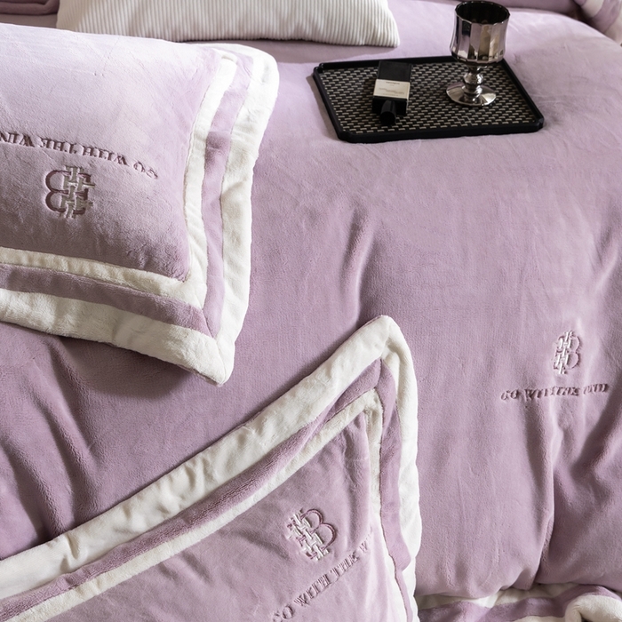 91家纺网 家纺一手货源 找家纺 涞澳家纺 2025秋冬新款亲肤舒适牛奶绒四件套-简慕 简慕-月光紫