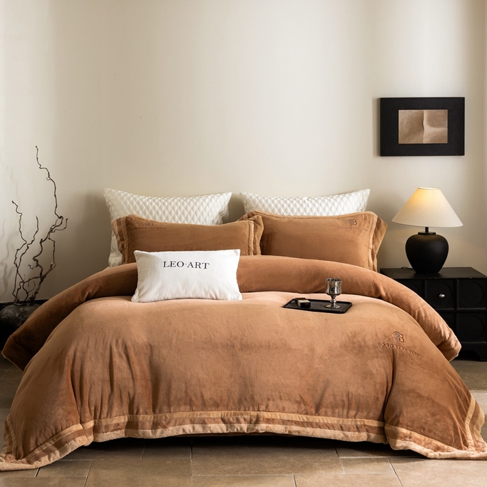 91家纺网 家纺一手货源 找家纺 涞澳家纺 2025秋冬新款亲肤舒适牛奶绒四件套-简慕 简慕-杏香槟