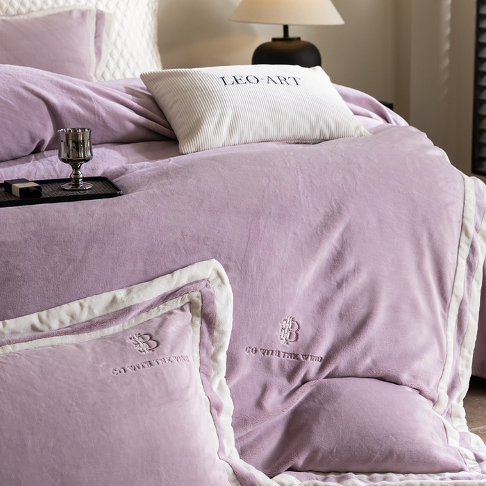 91家纺网 家纺一手货源 找家纺 涞澳家纺 2025秋冬新款亲肤舒适牛奶绒四件套-简慕 简慕-月光紫