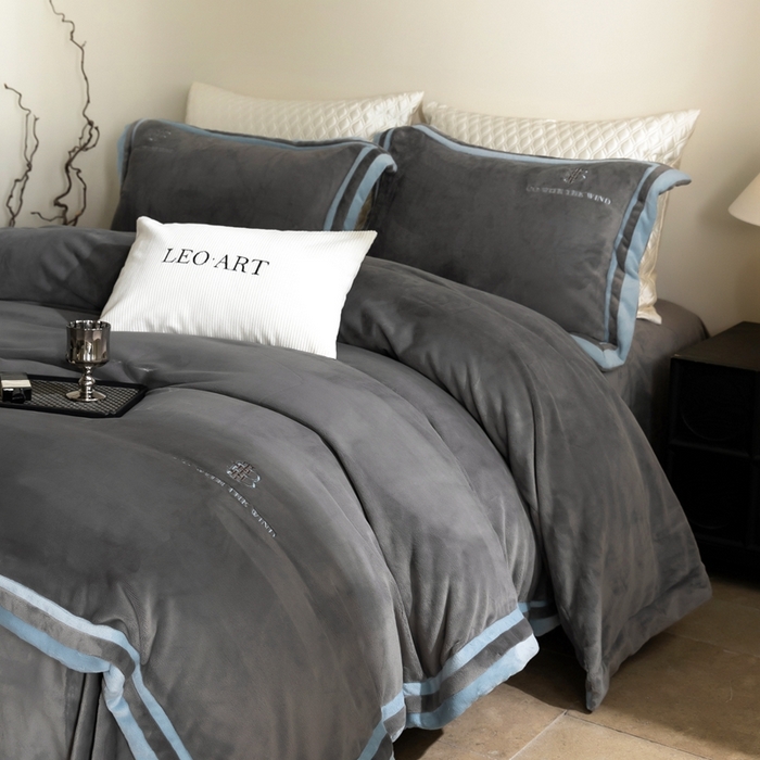 91家纺网 家纺一手货源 找家纺 涞澳家纺 2025秋冬新款亲肤舒适牛奶绒四件套-简慕 简慕-灰色