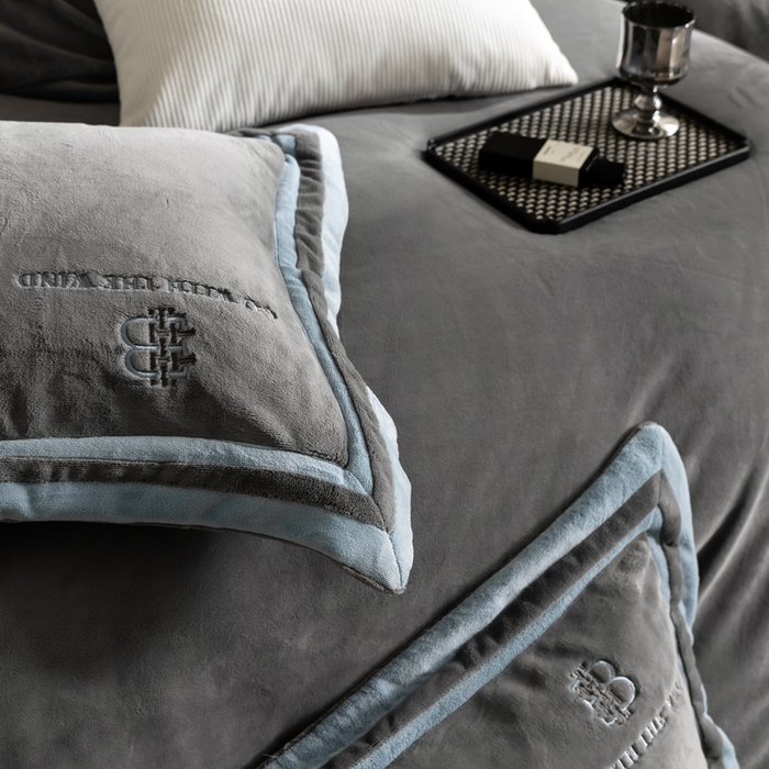 91家纺网 家纺一手货源 找家纺 涞澳家纺 2025秋冬新款亲肤舒适牛奶绒四件套-简慕 简慕-灰色