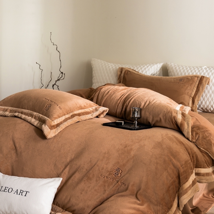 91家纺网 家纺一手货源 找家纺 涞澳家纺 2025秋冬新款亲肤舒适牛奶绒四件套-简慕 简慕-杏香槟