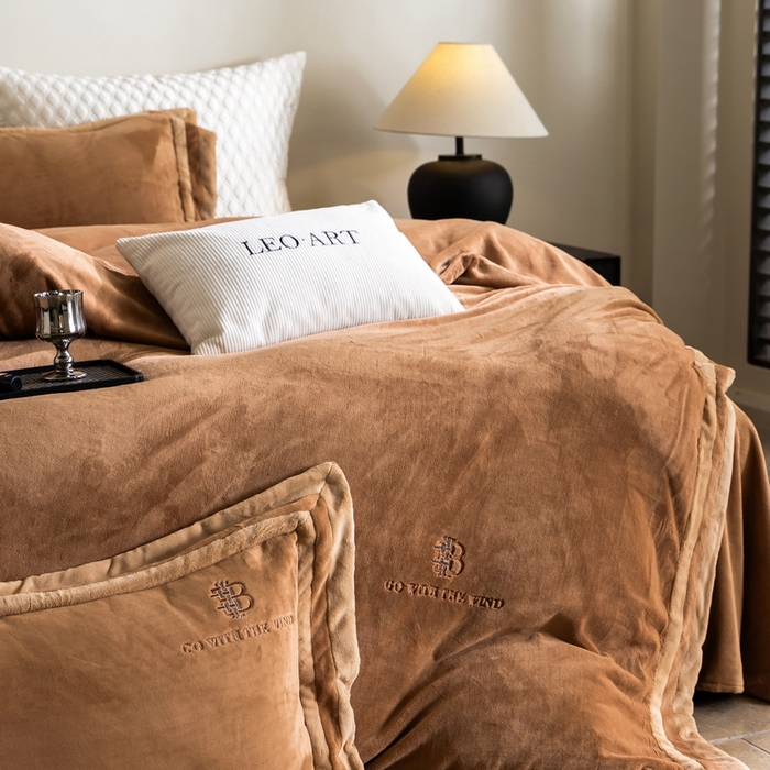 91家纺网 家纺一手货源 找家纺 涞澳家纺 2025秋冬新款亲肤舒适牛奶绒四件套-简慕 简慕-杏香槟