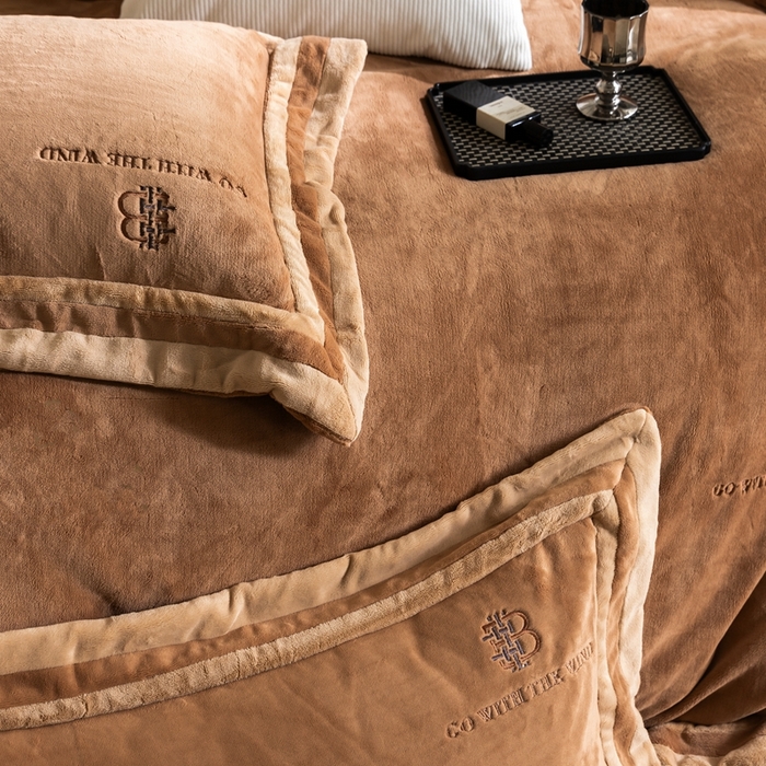 91家纺网 家纺一手货源 找家纺 涞澳家纺 2025秋冬新款亲肤舒适牛奶绒四件套-简慕 简慕-杏香槟