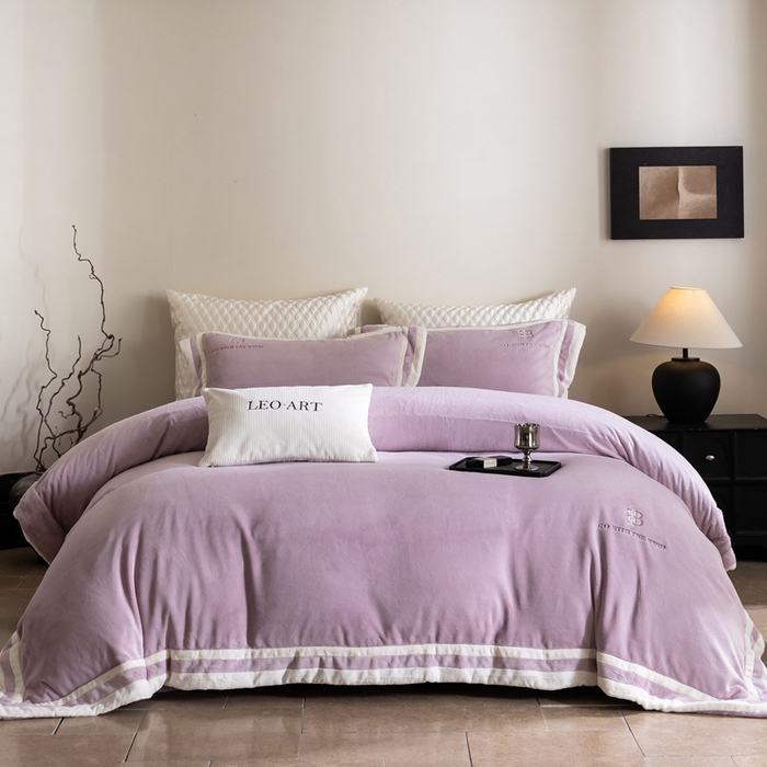 91家纺网 家纺一手货源 找家纺 涞澳家纺 2025秋冬新款亲肤舒适牛奶绒四件套-简慕 简慕-月光紫