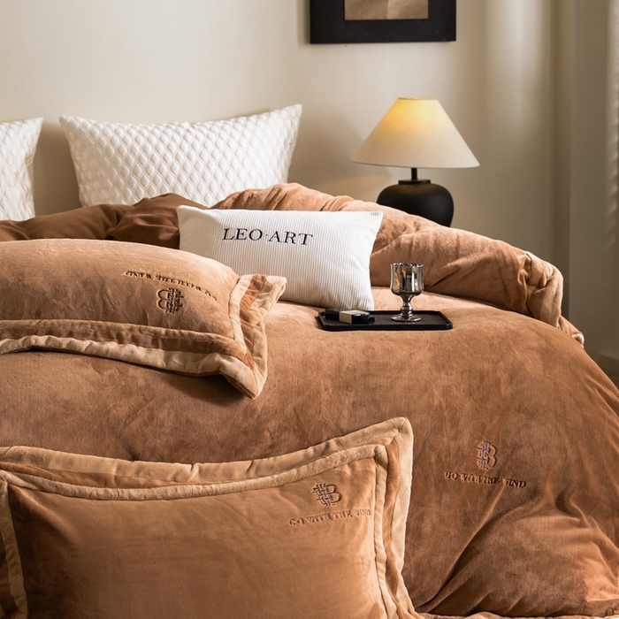 91家纺网 家纺一手货源 找家纺 涞澳家纺 2025秋冬新款亲肤舒适牛奶绒四件套-简慕 简慕-杏香槟