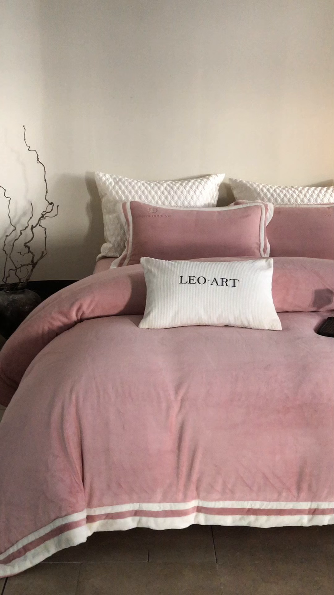 91家纺网 家纺一手货源 找家纺 涞澳家纺 2025秋冬新款亲肤舒适牛奶绒四件套-简慕 简慕-灰粉